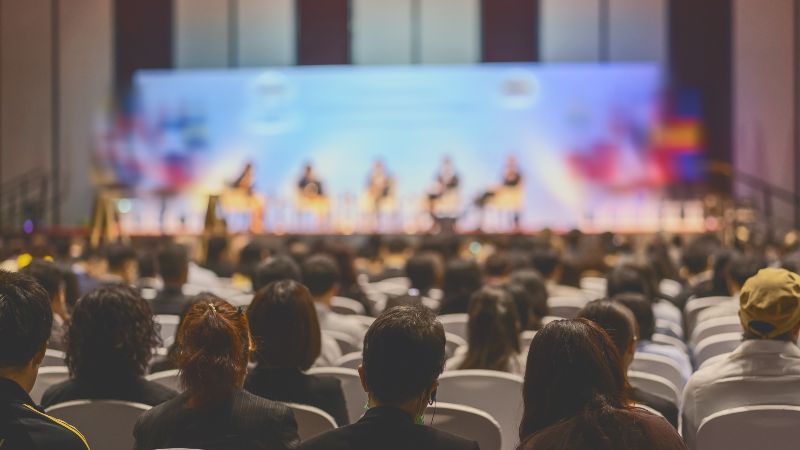 Sitzende Gruppe im Saal