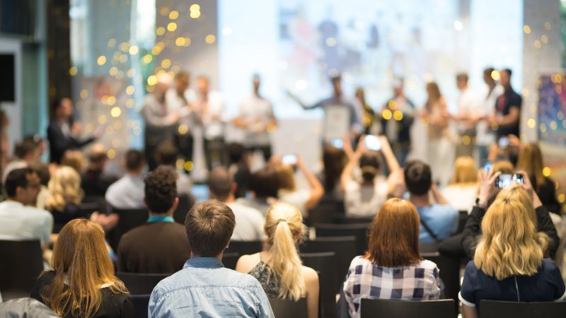 Sitzende Gruppe applaudiert