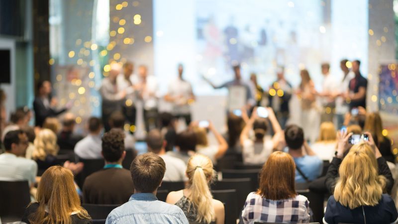 Sitzende Gruppe applaudiert