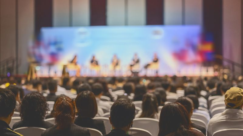 Sitzende Gruppe applaudiert