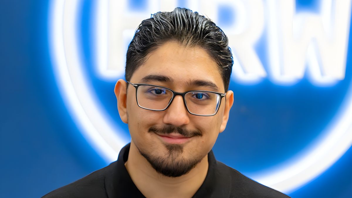 Der Gründer schaut in die Kamera