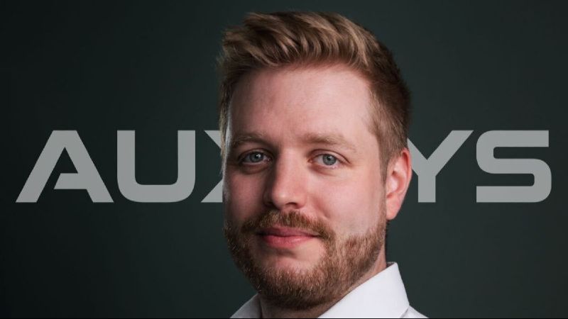 Gründer schaut in die Kamera