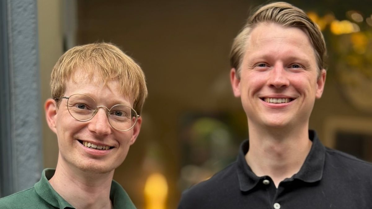 Gründer schauen in die Kamera