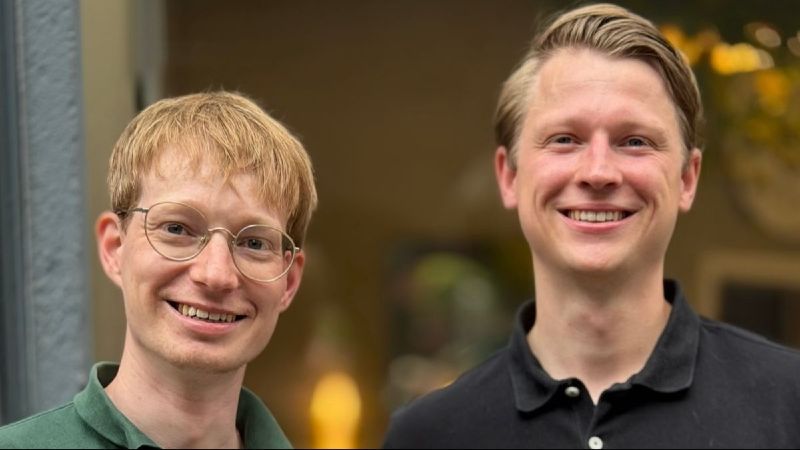 Gründer schauen in die Kamera