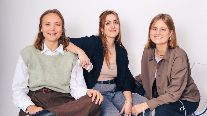 Die drei Gründerinnen lächeln in die Kamera