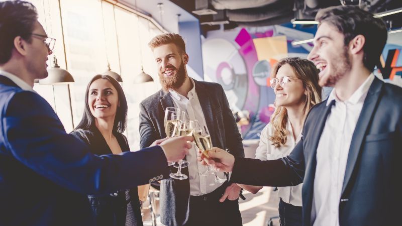 stehende Gruppe applaudiert