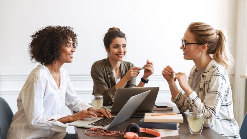 Sitzende Gruppe Frauen
