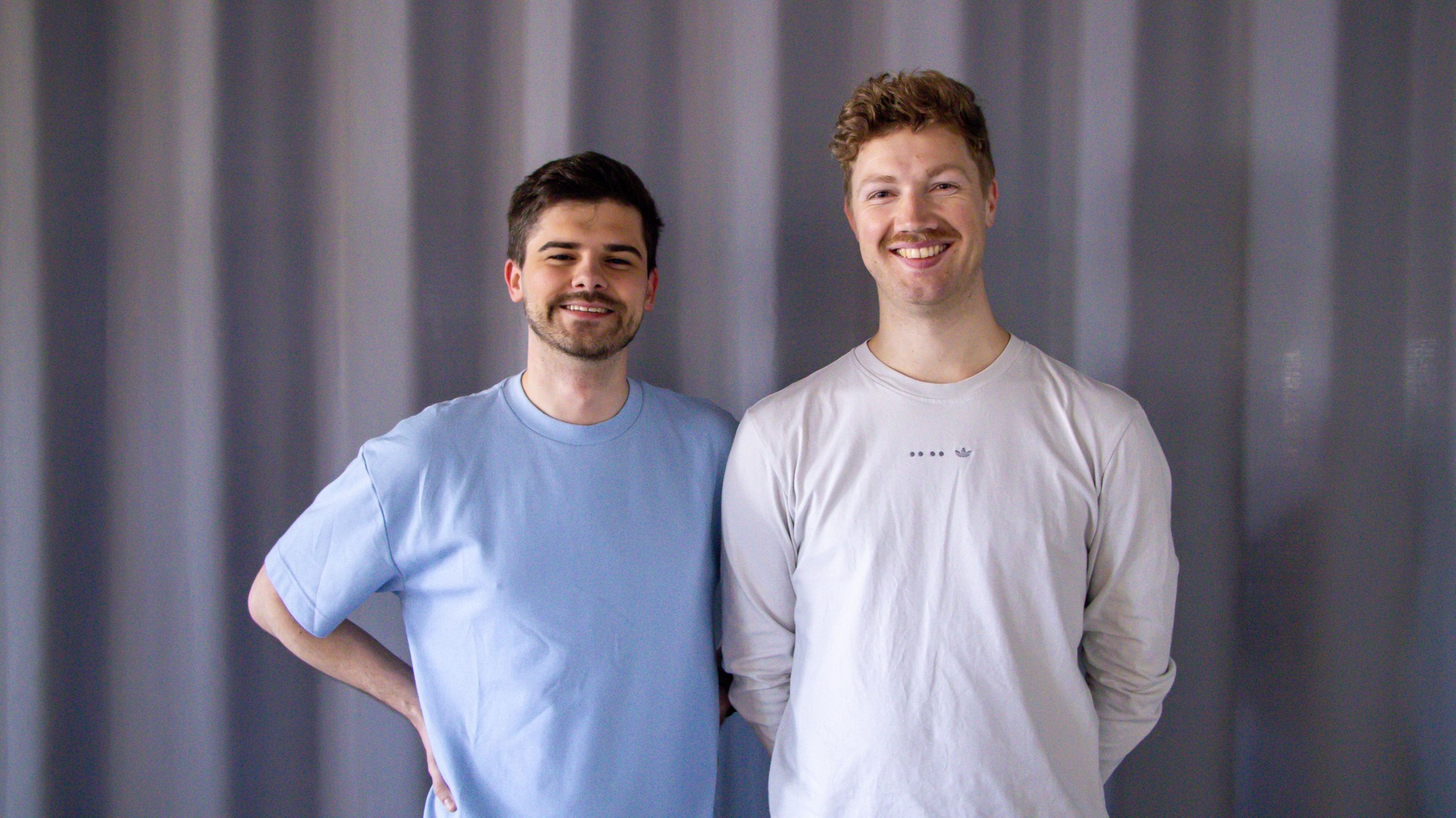 Die beiden jungen Gründer blicken lächelnd in die Kamera. Lukas Jan Talar hat kurze rotblonde Haare und ein weißes T-Shirt. Lukas Jan Talar hat kurze dunkle Haare und einen Bart und ein hellblaues T-Shirt.