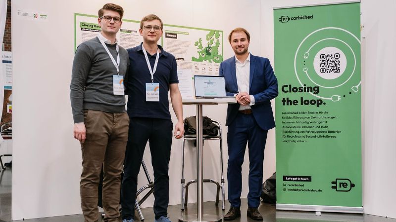Die drei Gründer am Messestand