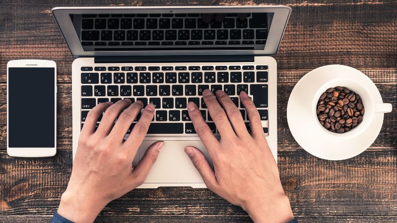 Hände am Laptop