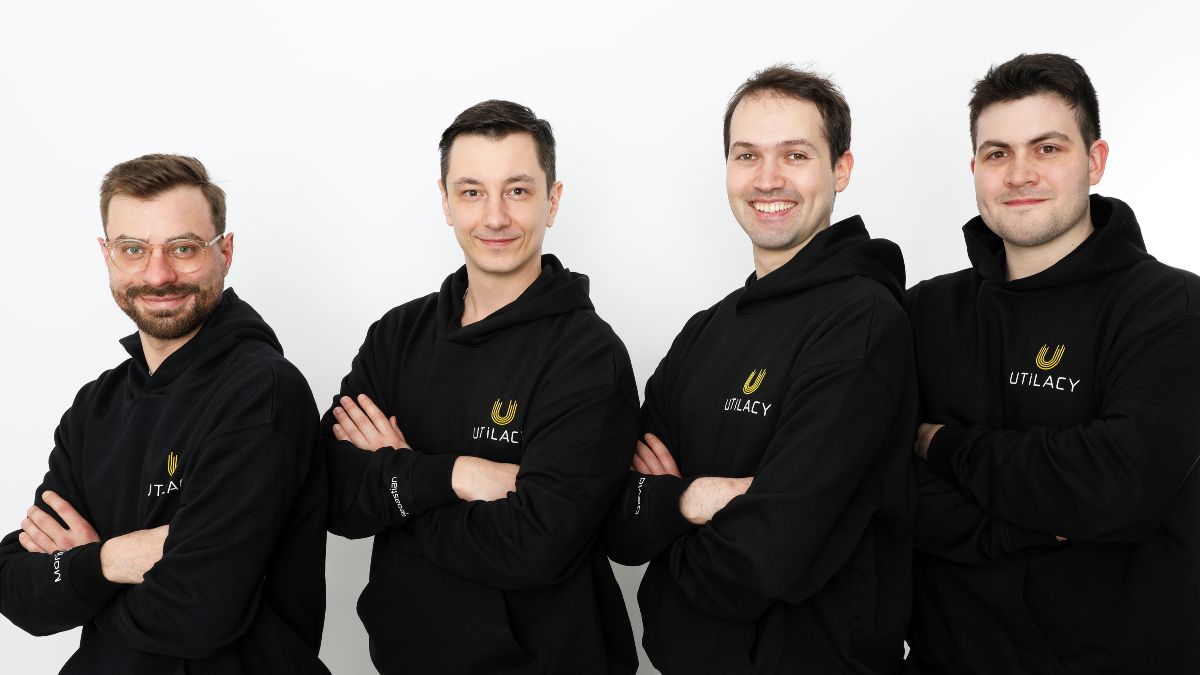 Die vier Gründer stehen nebeneinander und tragen schwarze Sweatshirts mit dem Schriftzug Utilacy