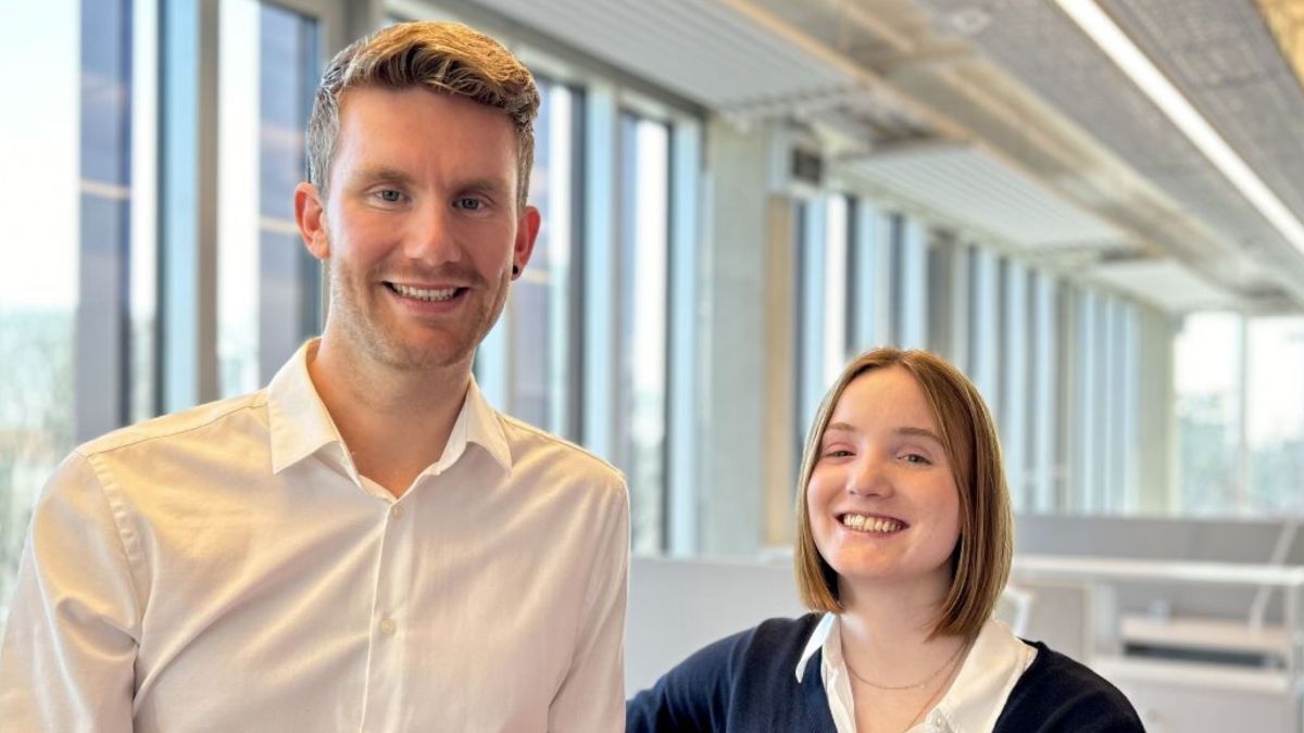 Joel Rogawski und Pia Hildebrandt stehen nebeneinander und lächeln in die Kamera