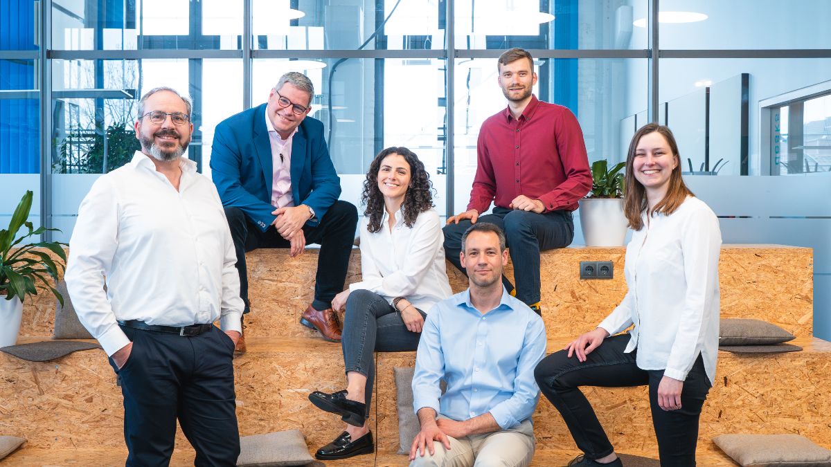 Das sechsköpfige Team des Start-ups blickt in die Kamera