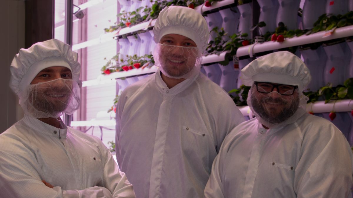 Die drei Gründer in Laborkleidung