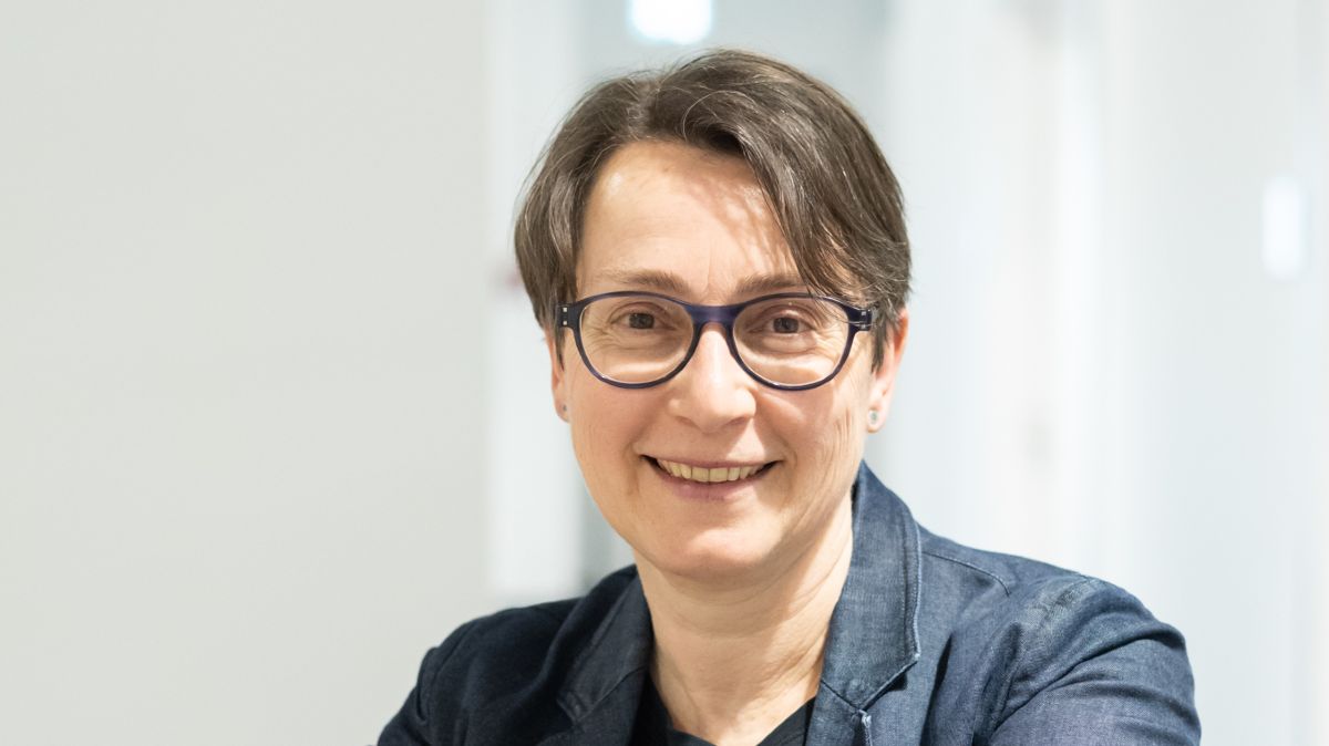 Dr. Beate von Miquel blickt in die Kamera