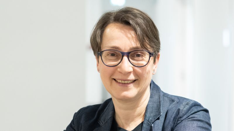 Dr. Beate von Miquel blickt lächelnd in die Kamera