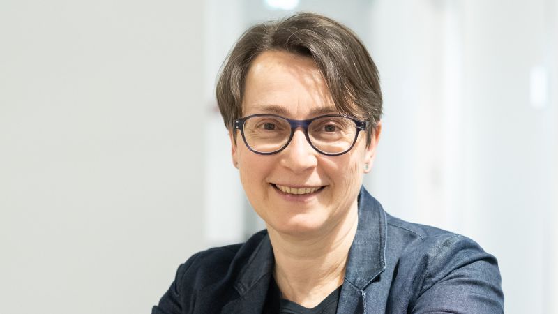 Dr. Beate von Miquel blickt lachend in die Kamera