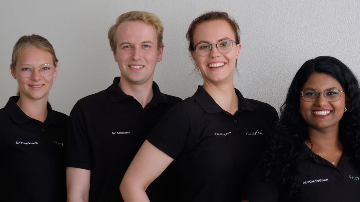 Das Gründungsteam blickt lächelnd in die Kamer
