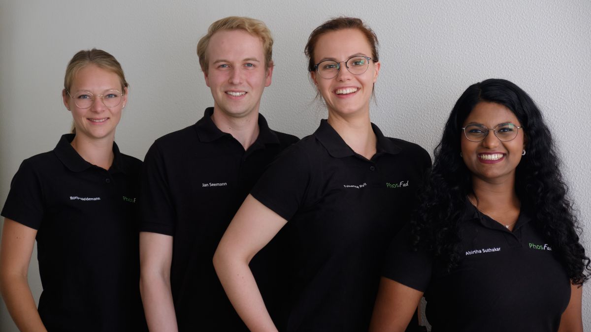 Drei junge Frauen und ein junger Mann blicken in die Kamera.
